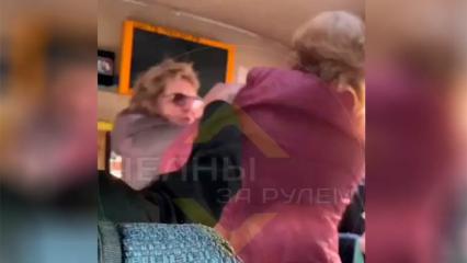 В Татарстане очевидцы записали на видео драку бабушек за место в автобусе