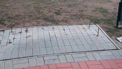 В одном из парков Нижнекамска жители заметили опасные штыри около детской площадки