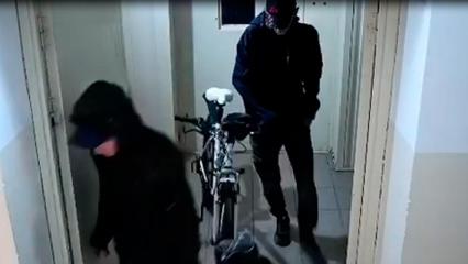 На камеры видеонаблюдения попал момент, как двое мужчин крадут велосипеды в Нижнекамске - НТР 24