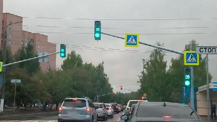 В Нижнекамске у ЦРБ стали возникать пробки из-за смены режима работы светофоров - НТР 24