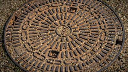 «Смотрите под ноги!»: в Нижнекамске неизвестные похитили канализационные люки - НТР 24