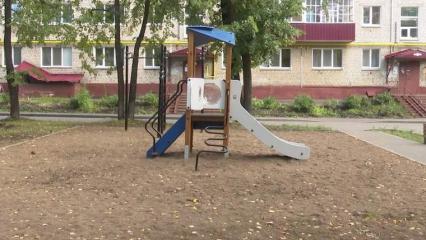 Жильцы дома на пр. Химиков в Нижнекамске просят расширять детскую площадку, которая состоит из одной горки