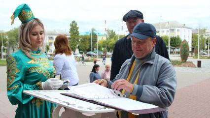 Мэр Нижнекамска впечатлился историей собаки-космонавта в Заинске - НТР 24