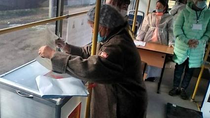 В Нижнекамске первыми проголосовавшими на выездном участке в Дмитриевке стали старожилы Ибушевы