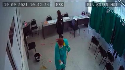 В Татарстане под камерой видеонаблюдения избиратель залил кофе таблицу визуального подсчета