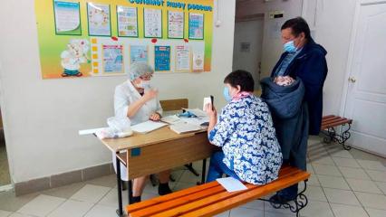 Более сотни нижнекамцев сделали прививки от коронавируса у избирательных участков
