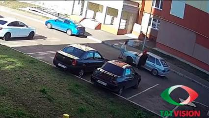 В Нижнекамске на камеры попало ДТП с автомобилем, который завелся в последний момент - НТР 24