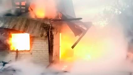 В Нижнекамском районе рядом с Камскими Полянами сгорел дачный домик