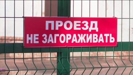 В Татарстане двое мужчин решили разобрать ворота возле административного здания