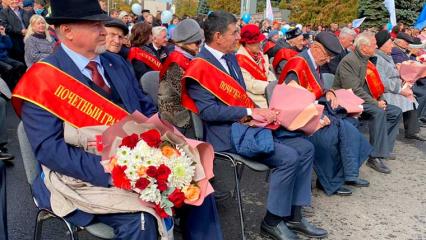 Айдар Метшин вручил удостоверения и ленты новым почётным гражданам Нижнекамска - НТР 24