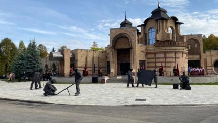 В день 55-летия в Нижнекамске торжественно открылась скульптурная композиция в честь первостроителей - НТР 24