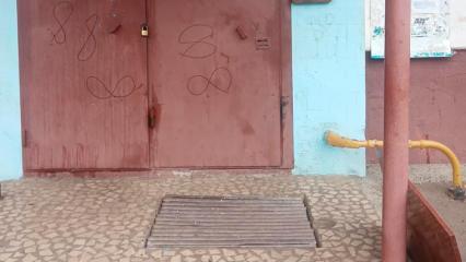 В Нижнекамске устанавливают новые приподъездные решетки взамен украденных - НТР 24