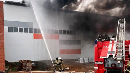 В Нижнекамске с крыши горящего в промпарке здания спасли 4 человек