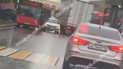 В Татарстане столкнулись два автобуса, грузовик и легковушка