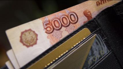 Названы категории россиян, которым в октябре увеличат зарплату