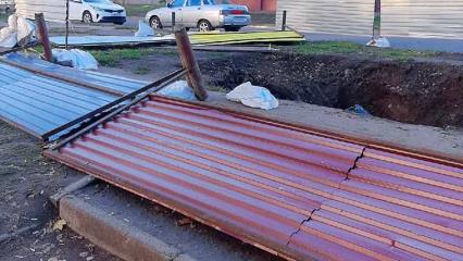 В Нижнекамске от сильного ветра упал забор - НТР 24