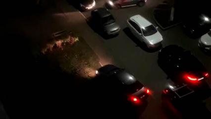 Жительница Нижнекамска сняла на видео пробки во дворе дома, где художественная школа