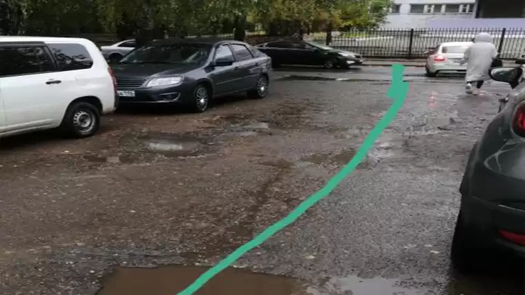 В Нижнекамске ведущий к школе тротуар заполонили автомобили