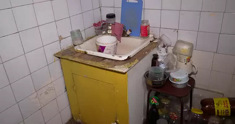 В Нижнекамске жилец многоэтажки устроил у себя в квартире свалку и ночлежку для бездомных