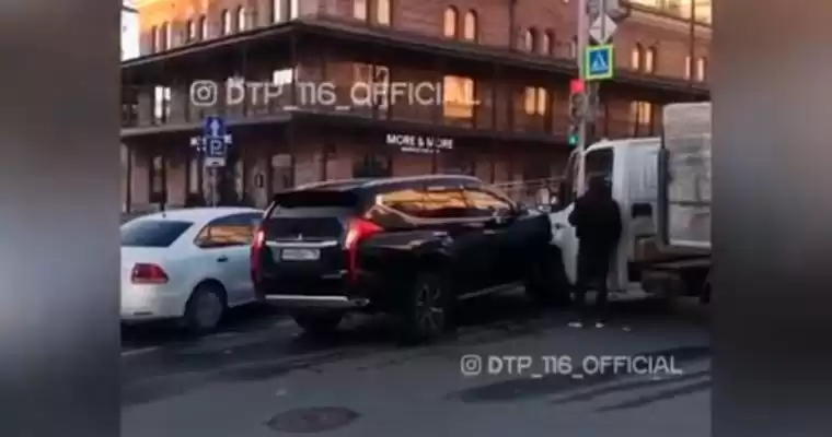 В Казани в аварию попали внедорожник и грузовик