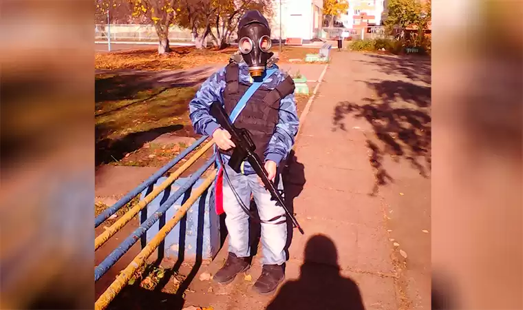 В Нижнекамске на территории школы заметили мальчика в военном обмундировании с автоматом