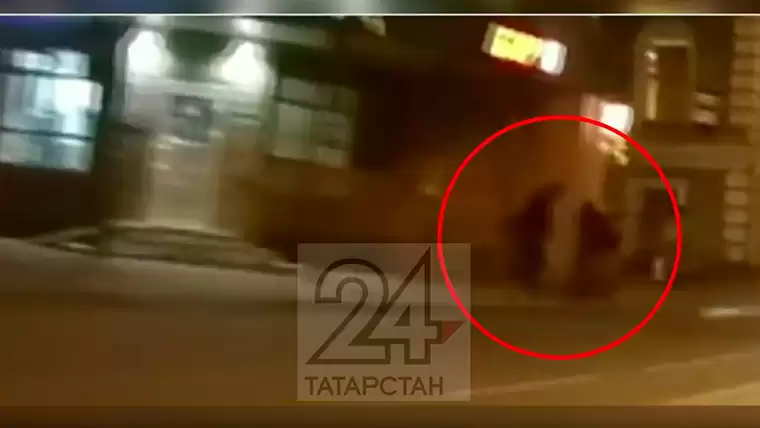 В Татарстане неизвестный толкнул мужчину под колеса авто