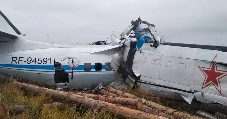 Другая сторона разбившегося самолёта L-410