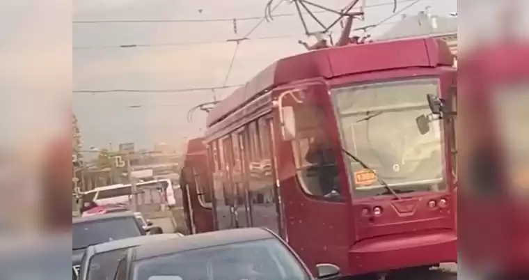 При столкновении автобуса и трамвая в Татарстане пострадали 8 человек, в том числе 2-летний ребенок