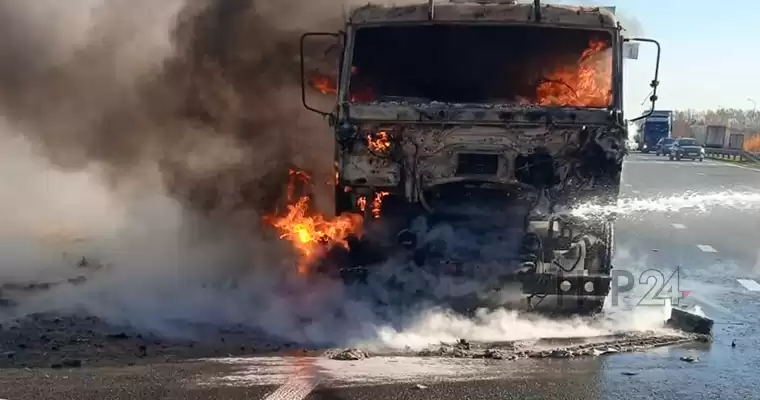 В Татарстане на трассе М-7 вспыхнул грузовик «КамАЗ»