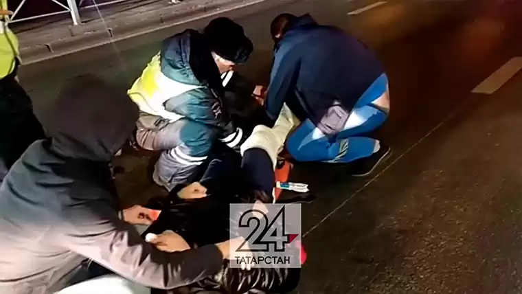 Татарстанец решил перейти дорогу в неположенном месте и поплатился сломанной ногой