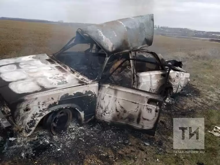 В Татарстане легковушка загорелась на ходу вместе с водителем