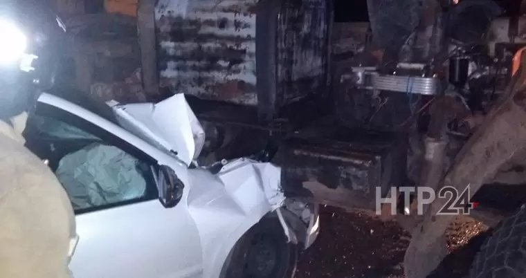 В Татарстане молодой водитель врезался на скорости в стоящий автокран