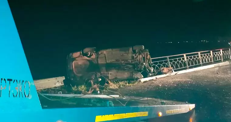 В Татарстане на мосту произошла смертельная авария c «перевёртышем»