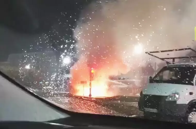В Нижнекамске водитель сгоревшего грузовика с мебелью не мог дозвониться до службы «112»