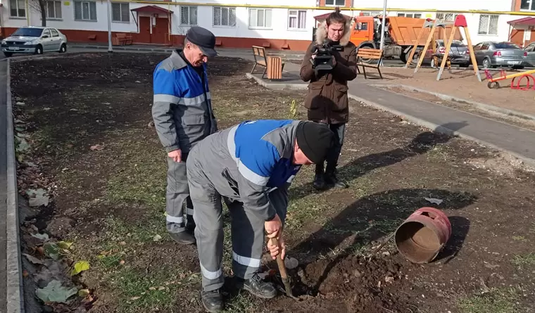 Жильцы дома в Нижнекамске подняли панику из-за газовой трубы, которую дети превратили в качели