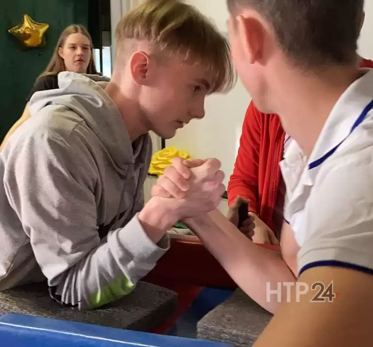 В Нижнекамске проходят соревнования по армрестлингу среди школьников и отцов