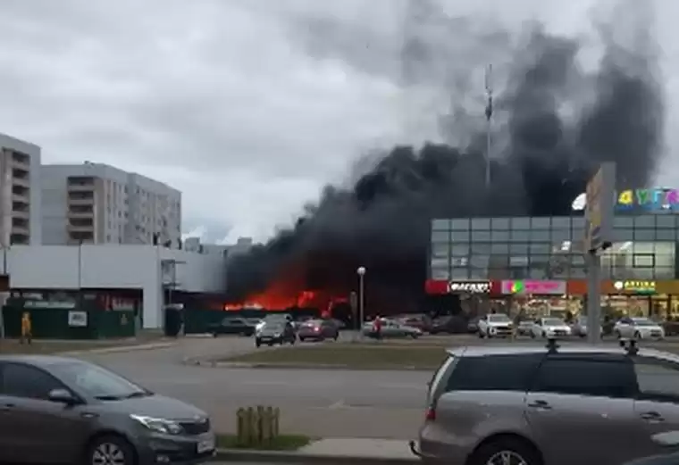 В Нижнекамске горит строящееся здание торгового центра