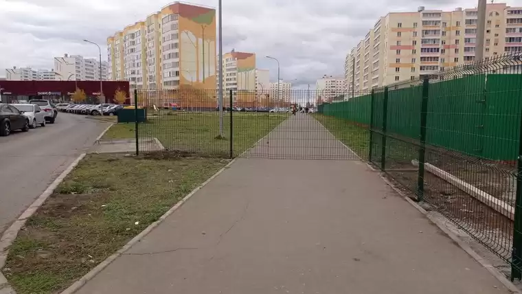 В Нижнекамске поставили забор поперёк тротуара