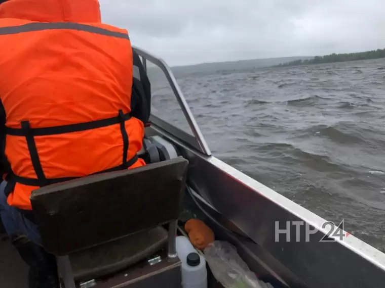 В Татарстане на Каме перевернулась лодка с двумя рыбаками — выплыл только один