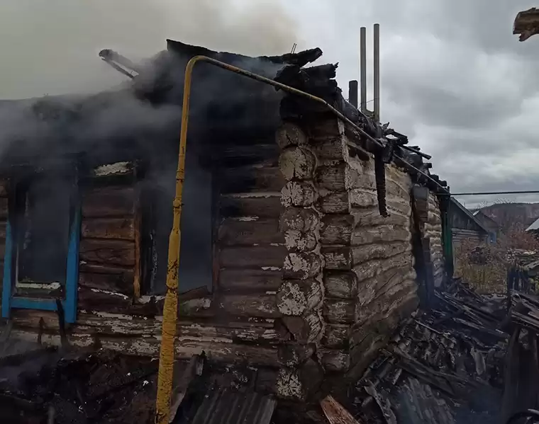 Сгоревший дом в селе Зай-Каратай Лениногорского района Татарстана