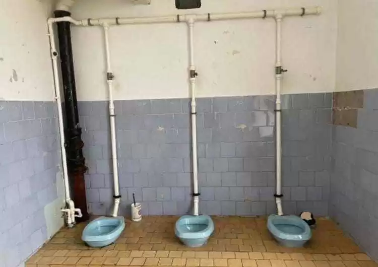 Школьники из Елабуги вынуждены справлять нужду на всеобщем обозрении в туалете без перегородок