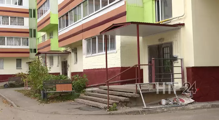 Прокуратура предписала исполкому Нижнекамска починить разбитое крыльцо в доме на ул. Менделеева