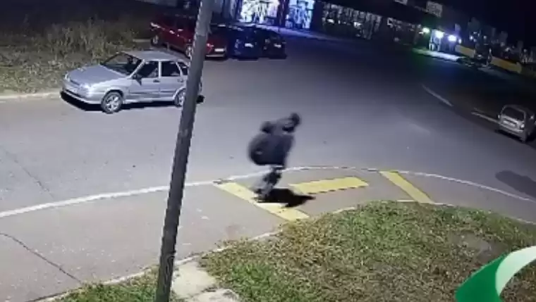 В Нижнекамске на видео попал ночной похититель колес