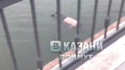 Подросток снял на видео плавающий в Казанке труп пожилой женщины