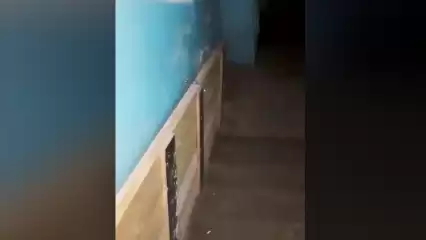 В подъезде инвалида-колясочницы в Нижнекамском районе вместо пандуса установили помост на крючке - НТР 24