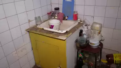 В Нижнекамске жилец многоэтажки устроил у себя в квартире свалку и ночлежку для бездомных - НТР 24