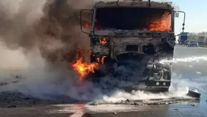 В Татарстане на трассе М-7 вспыхнул грузовик «КамАЗ»