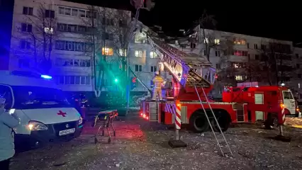 Сотрудники МЧС спасли молодого человека после взрыва в жилом доме в Челнах - НТР 24