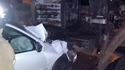 В Татарстане молодой водитель врезался на скорости в стоящий автокран - НТР 24