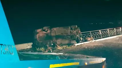 В Татарстане на мосту произошла смертельная авария c «перевёртышем»